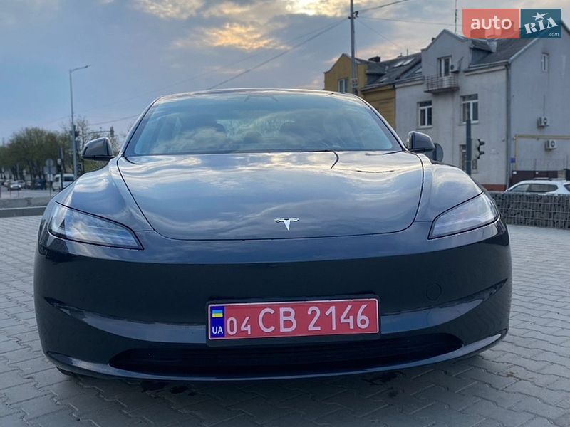 Седан Tesla Model 3 2024 в Львове