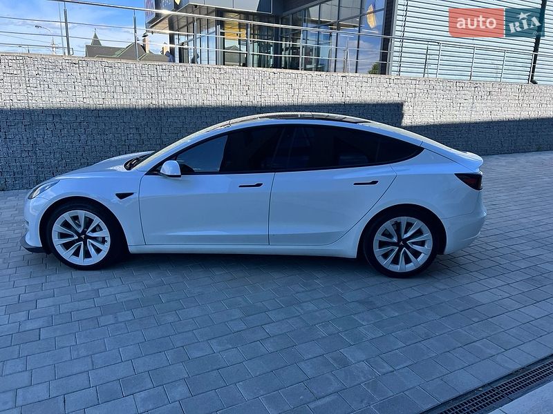 Седан Tesla Model 3 2021 в Киверцах