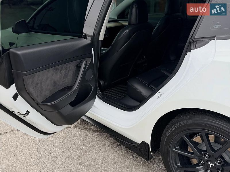 Седан Tesla Model 3 2022 в Львове