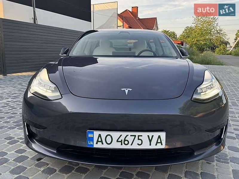 Седан Tesla Model 3 2019 в Львове