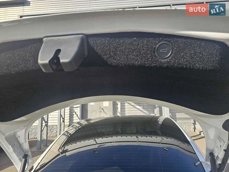 Седан Tesla Model 3 2024 в Києві