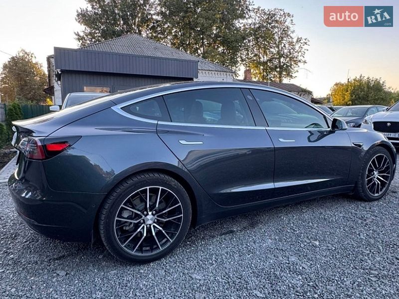Седан Tesla Model 3 2018 в Львове
