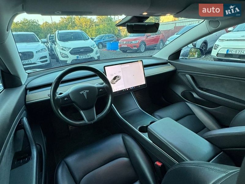 Седан Tesla Model 3 2018 в Львове