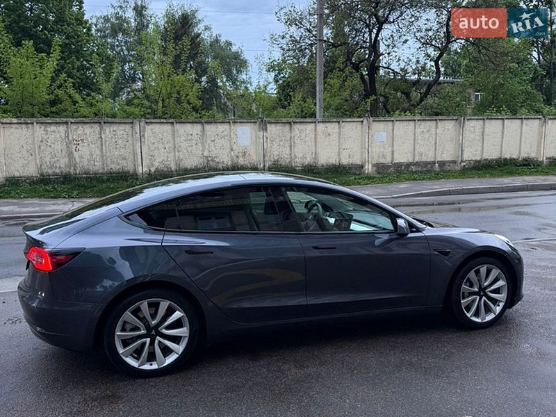 Седан Tesla Model 3 2020 в Валках