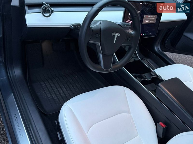 Седан Tesla Model 3 2020 в Валках