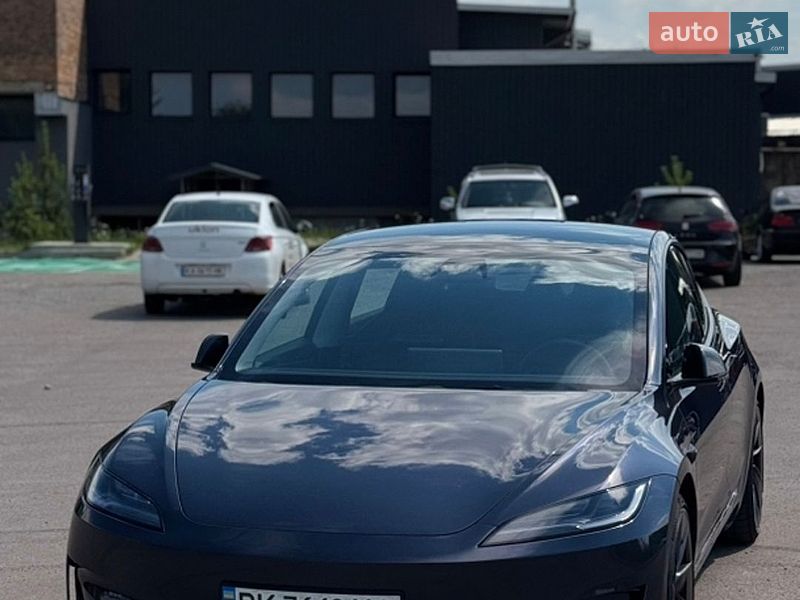 Седан Tesla Model 3 2024 в Ровно