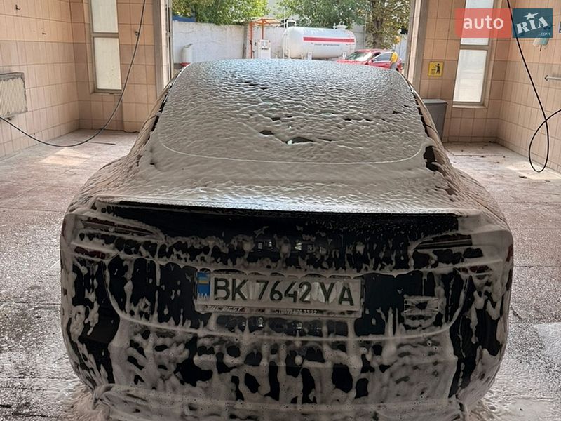 Седан Tesla Model 3 2024 в Ровно