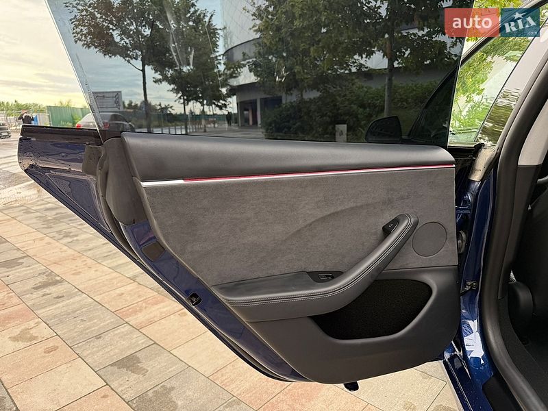 Седан Tesla Model 3 2023 в Києві