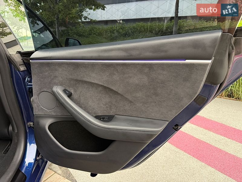 Седан Tesla Model 3 2023 в Києві