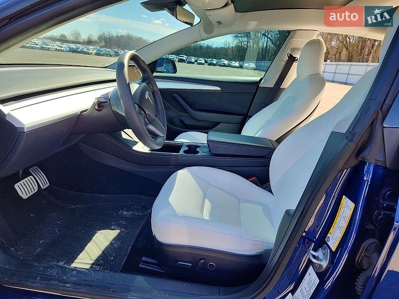 Седан Tesla Model 3 2022 в Ровно
