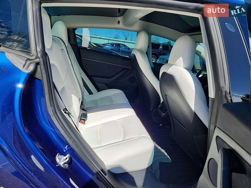 Седан Tesla Model 3 2022 в Ровно
