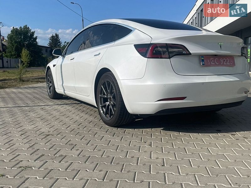 Седан Tesla Model 3 2020 в Ужгороде
