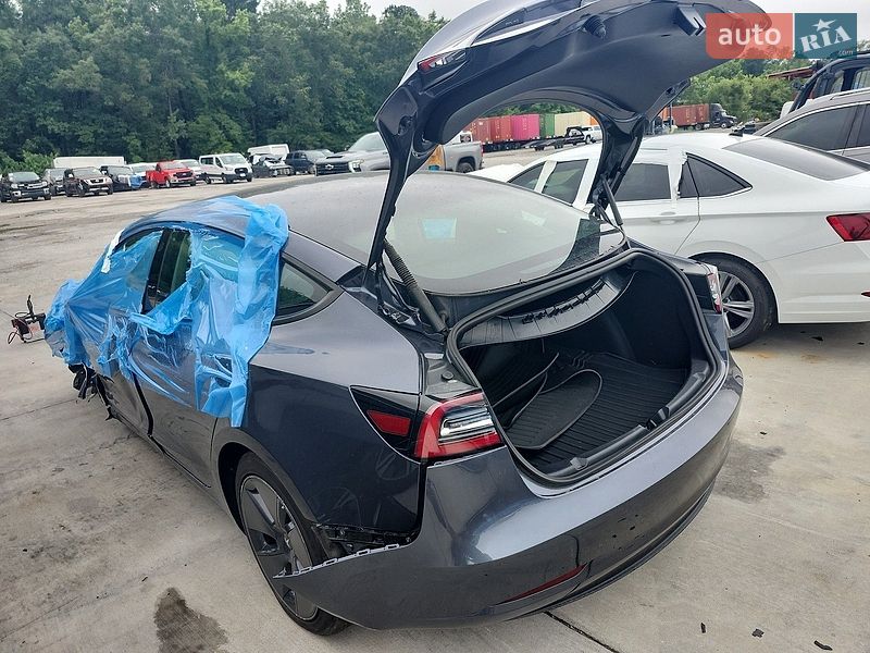 Седан Tesla Model 3 2022 в Бурштыне