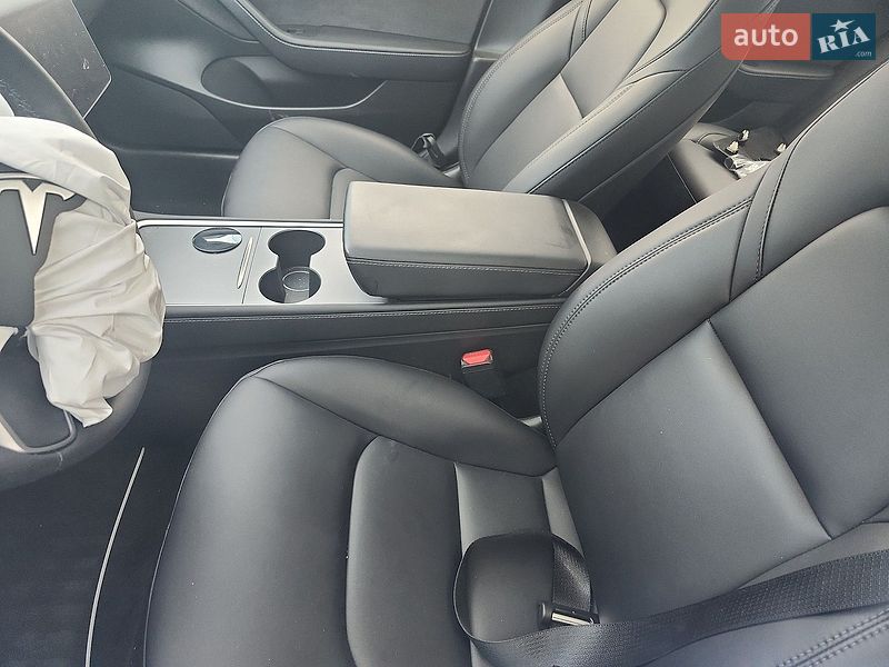 Седан Tesla Model 3 2022 в Бурштыне