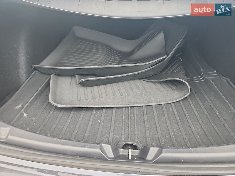 Седан Tesla Model 3 2022 в Бурштыне