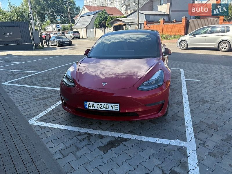 Седан Tesla Model 3 2021 в Киеве