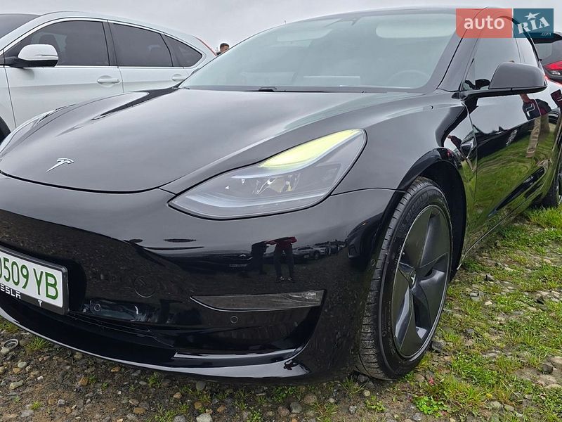 Седан Tesla Model 3 2020 в Івано-Франківську