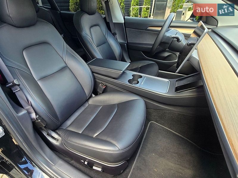 Седан Tesla Model 3 2020 в Івано-Франківську
