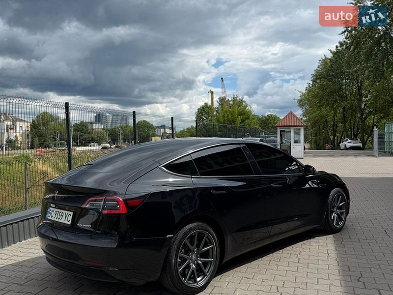 Седан Tesla Model 3 2019 в Львове