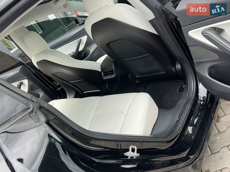 Седан Tesla Model 3 2019 в Львове