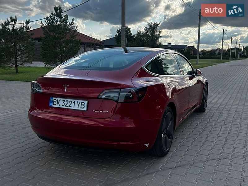 Седан Tesla Model 3 2019 в Ровно