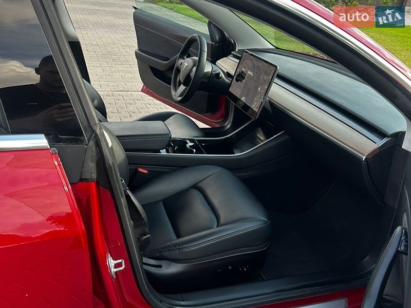 Седан Tesla Model 3 2019 в Ровно