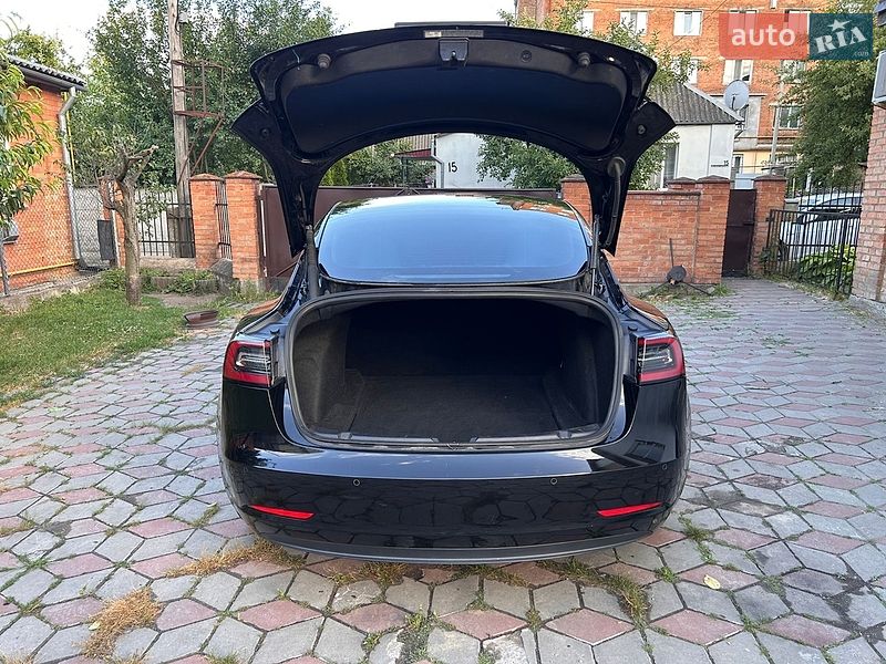 Седан Tesla Model 3 2021 в Виннице