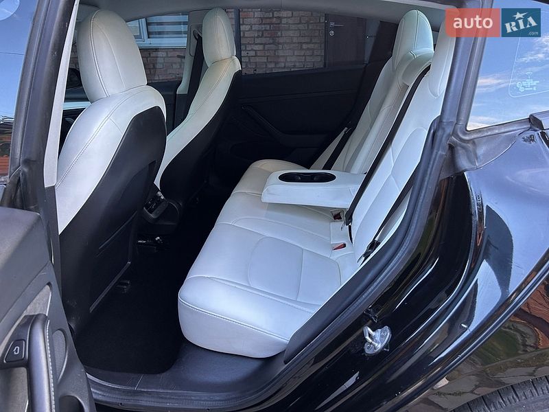 Седан Tesla Model 3 2021 в Виннице