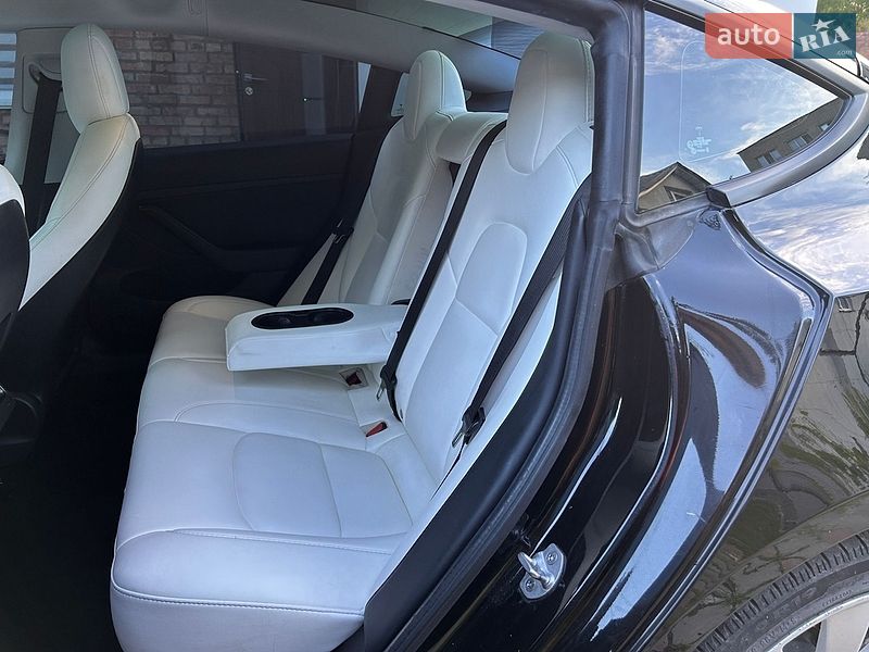 Седан Tesla Model 3 2021 в Виннице