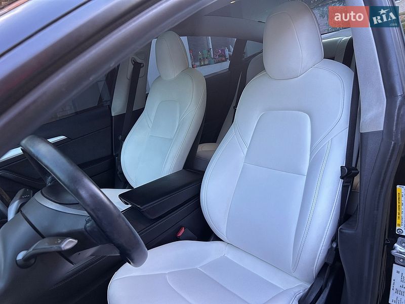 Седан Tesla Model 3 2021 в Виннице