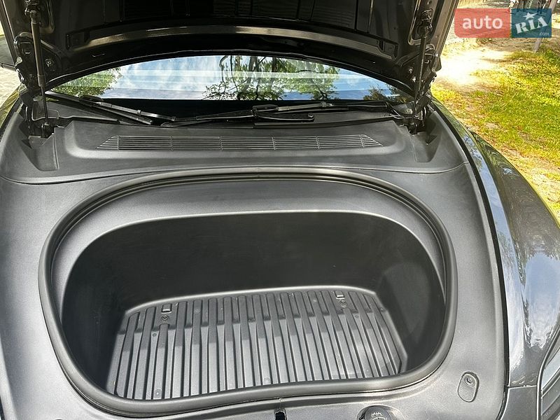 Седан Tesla Model 3 2025 в Львове