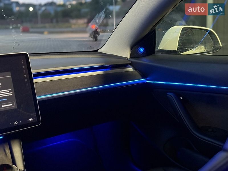 Седан Tesla Model 3 2020 в Луцке