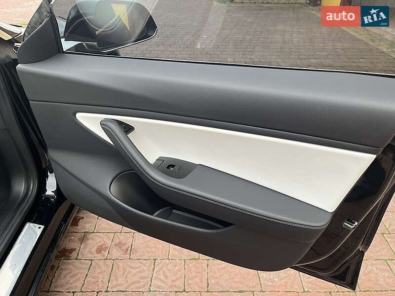Седан Tesla Model 3 2019 в Виннице