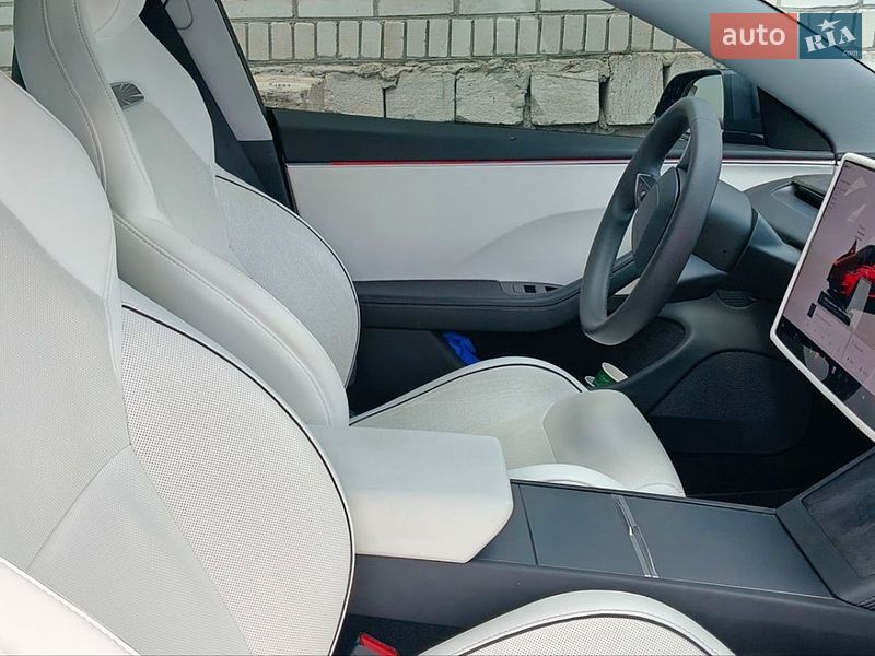 Седан Tesla Model 3 2024 в Гайвороні