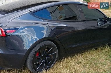 Седан Tesla Model 3 2024 в Гайвороні