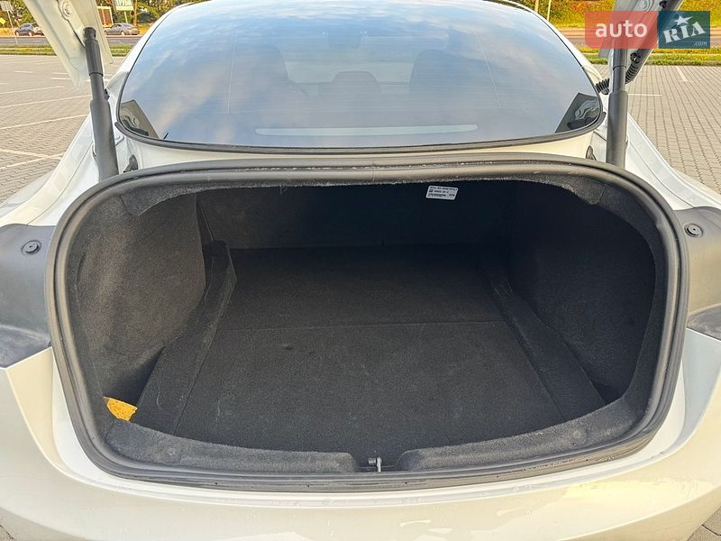 Седан Tesla Model 3 2024 в Львове