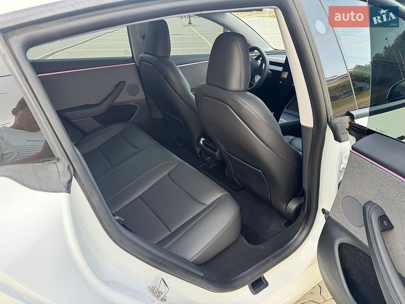 Седан Tesla Model 3 2024 в Львове