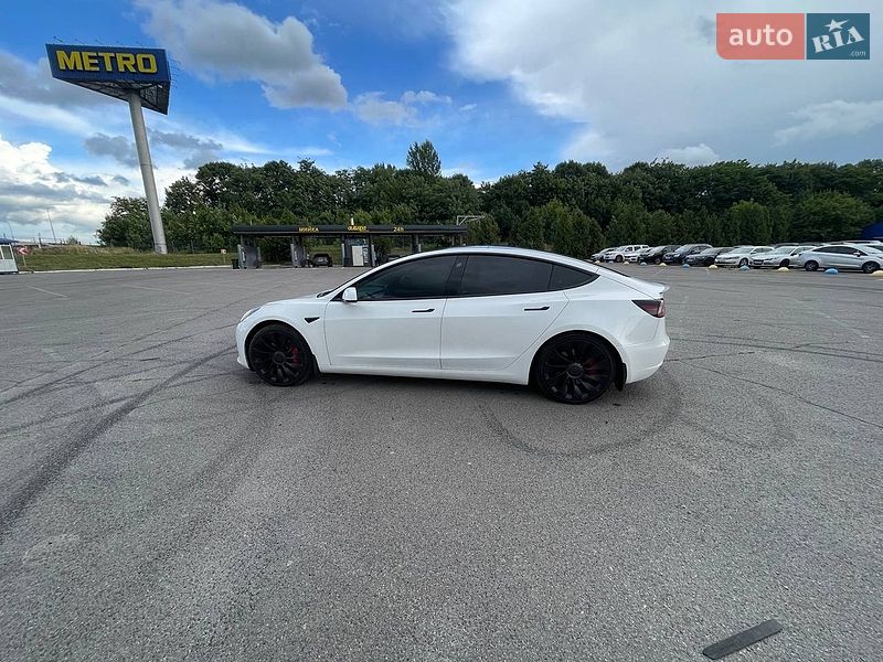 Седан Tesla Model 3 2021 в Львове
