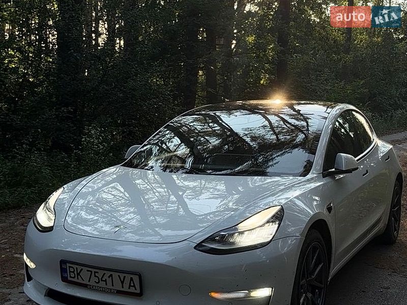 Седан Tesla Model 3 2022 в Киеве