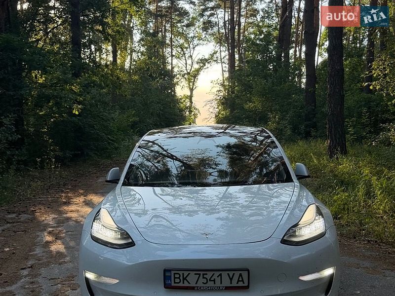 Седан Tesla Model 3 2022 в Киеве