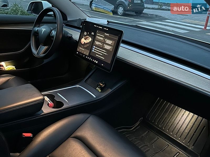 Седан Tesla Model 3 2022 в Киеве