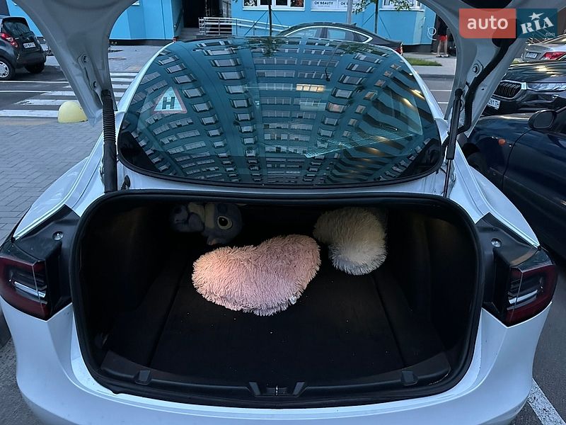 Седан Tesla Model 3 2022 в Киеве