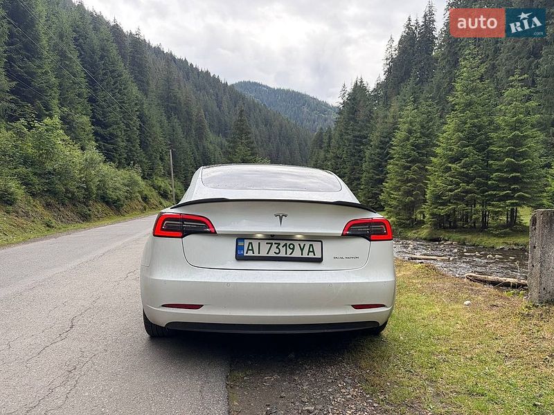 Седан Tesla Model 3 2021 в Киеве
