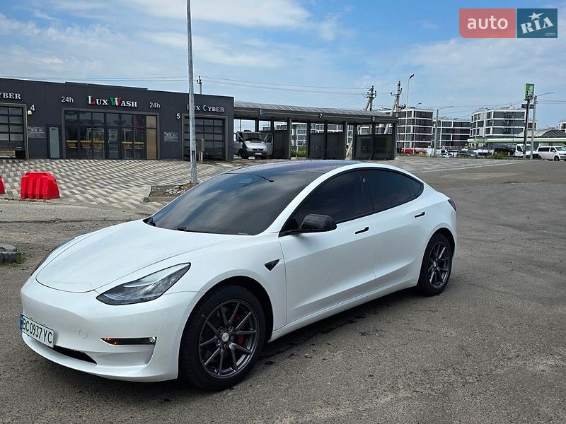 Седан Tesla Model 3 2018 в Львове