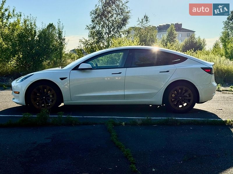 Седан Tesla Model 3 2021 в Киеве