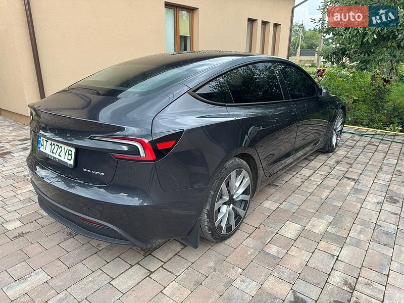 Седан Tesla Model 3 2025 в Коломые