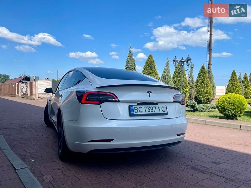 Седан Tesla Model 3 2021 в Стрию