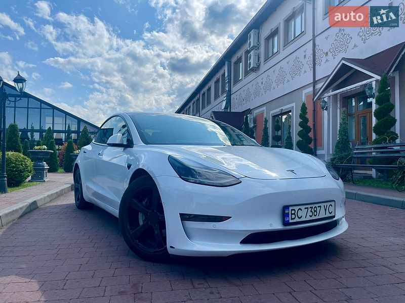 Седан Tesla Model 3 2021 в Стрию