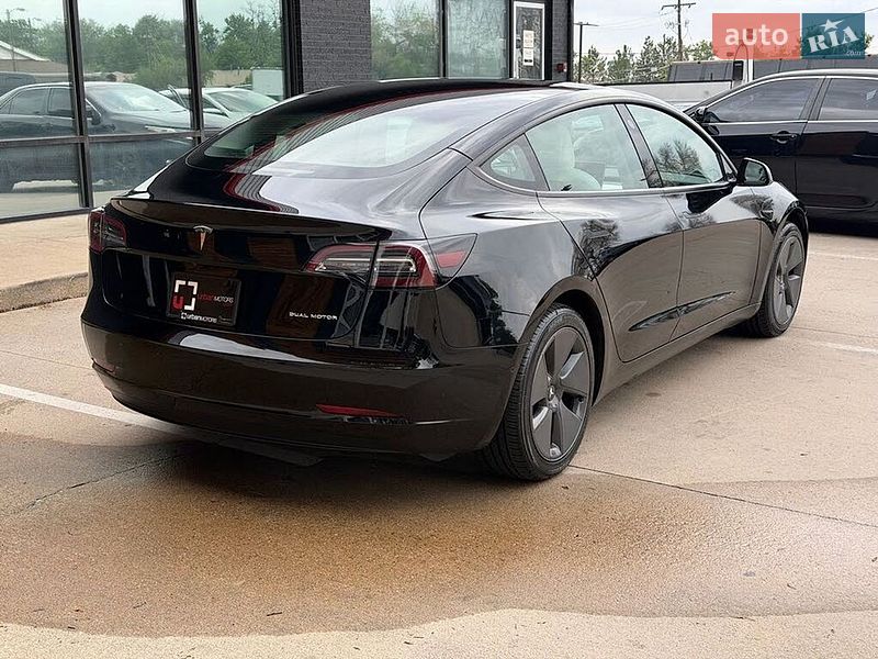 Седан Tesla Model 3 2022 в Львові
