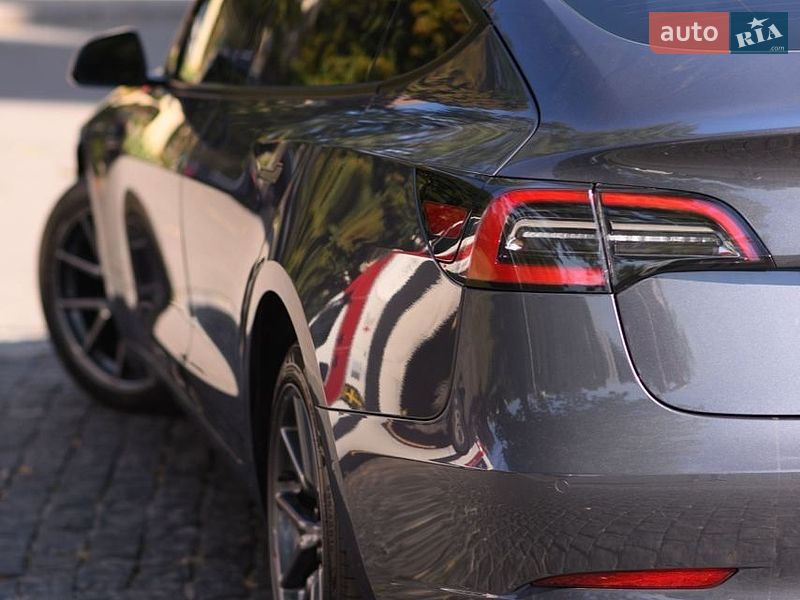 Седан Tesla Model 3 2022 в Киеве